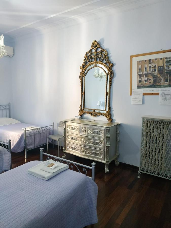 Around The Corner Colosseo B&B Roma Ngoại thất bức ảnh